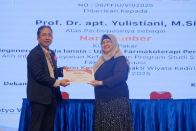 Menjadi Farmasis Tangguh dan Berintegritas: IIK Bhakta Gelar Alih Informasi dan Kuliah Pakar