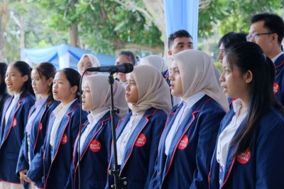 UKM Paduan Suara Gema IIK Bhakta Meriahkan Perayaan Hari Guru PGRI dan Hari Korpri ke-54 Tahun 2025 di Kantor Wali Kota Kediri